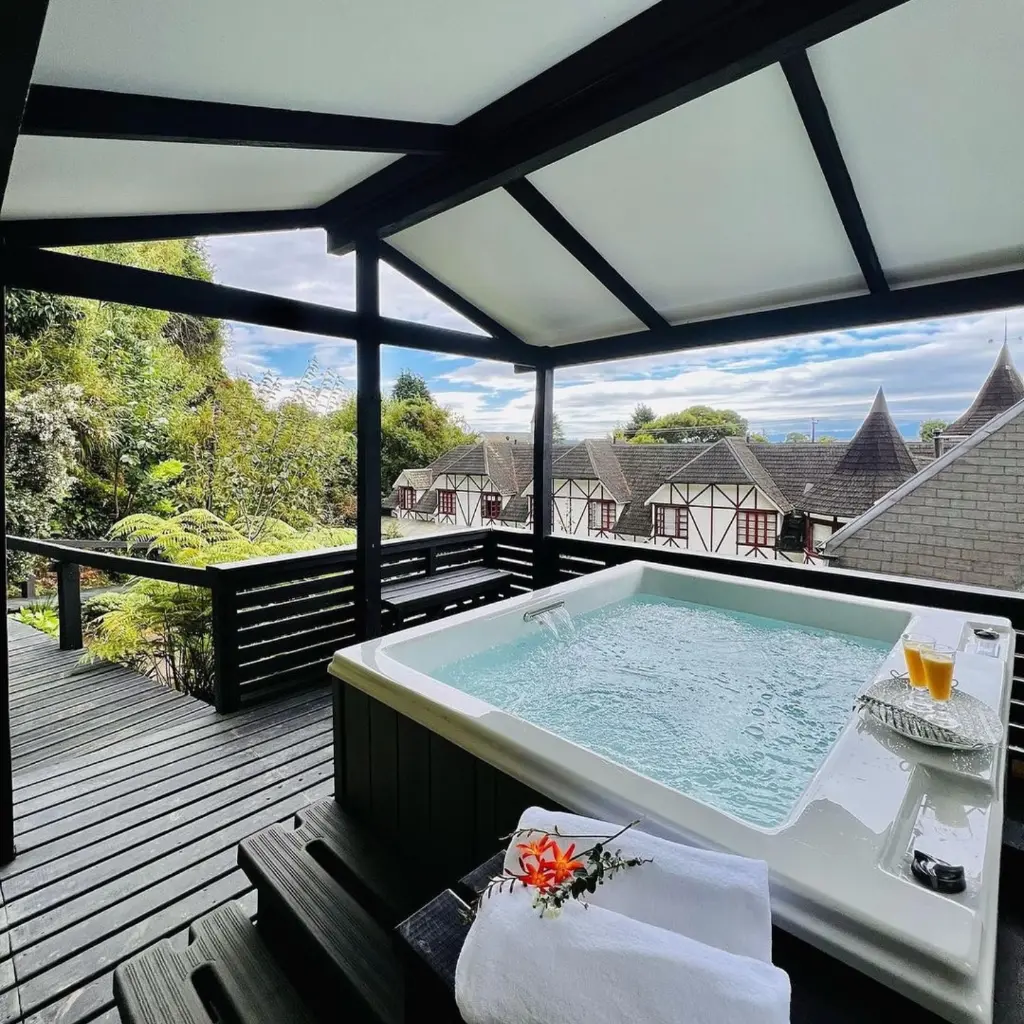 Spa de exterior en terraza techada de complejo turístico